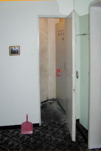 Schaltraum im Foyer für Notbeleuchtung, Heizungs- und Lüftungssteuerung